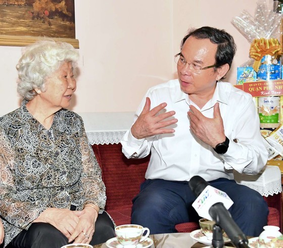 City Party chief visits typical old people on month for elderly  ảnh 2