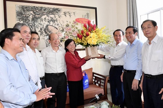 City Party chief visits typical old people on month for elderly  ảnh 4