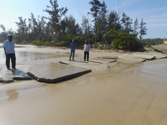 High tide causes coastal erosion in Quang Ngai Province ảnh 4