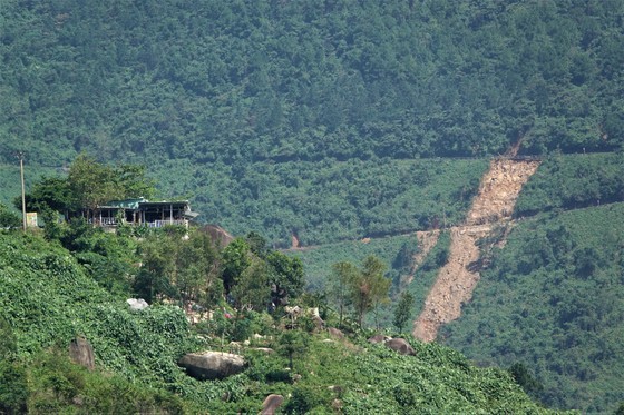 Rocks and soils slide down on Hai Van mountain pass  ảnh 1