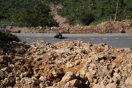 Rocks and soils slide down on Hai Van mountain pass  ảnh 6