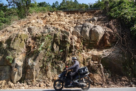 Rocks and soils slide down on Hai Van mountain pass  ảnh 10