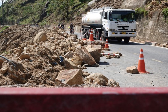 Rocks and soils slide down on Hai Van mountain pass  ảnh 7