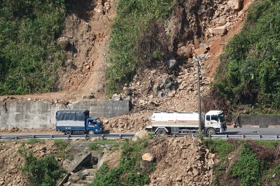 Rocks and soils slide down on Hai Van mountain pass  ảnh 9