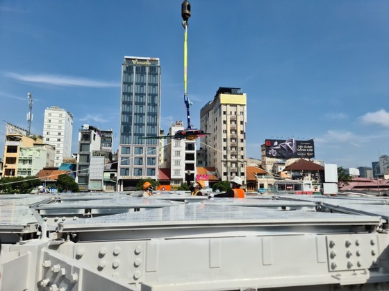 Overview of toplight at Ben Thanh terminal under Metro Line No.1 ảnh 5