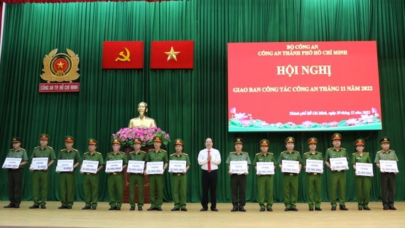 Outstanding collectives, individuals under HCMC Police honored  ảnh 1