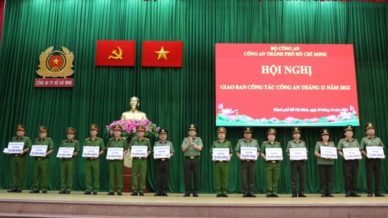 Outstanding collectives, individuals under HCMC Police honored  ảnh 2