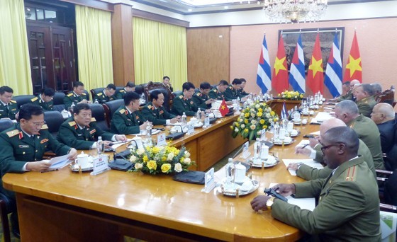 Vietnam, Cuba boost cooperation, experience sharing in political, military works ảnh 4