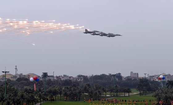 Vietnamese air forces, commandoes perform at Vietnam International Defense Expo  ảnh 12