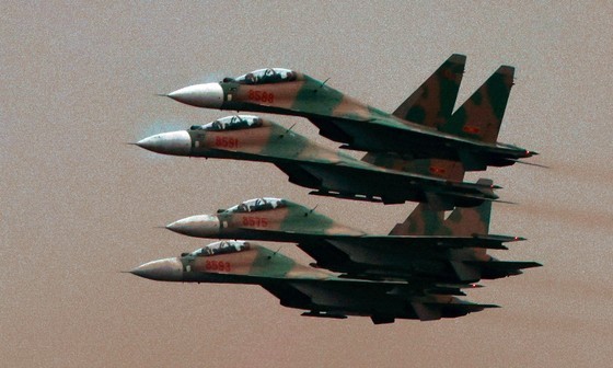 Vietnamese air forces, commandoes perform at Vietnam International Defense Expo  ảnh 6