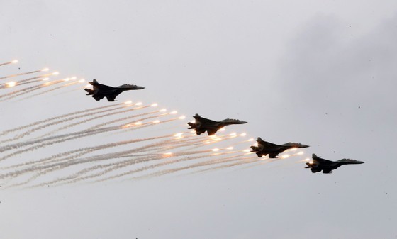 Vietnamese air forces, commandoes perform at Vietnam International Defense Expo  ảnh 7