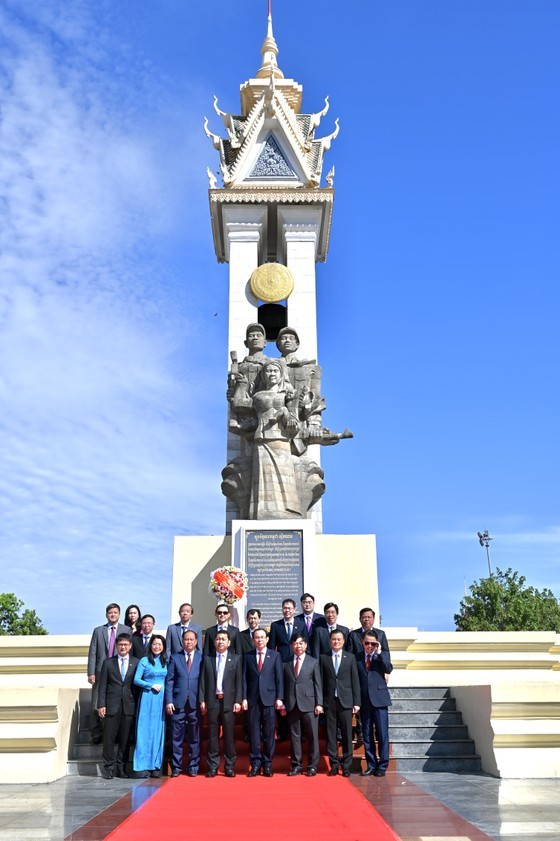The great sacrifices of Vietnamese voluntary soldiers to help the Cambodian people showed a great international spirit, building up traditional friendship and solidarity between the two peoples of Vietnam and Cambodia. (Photo: Van Minh)