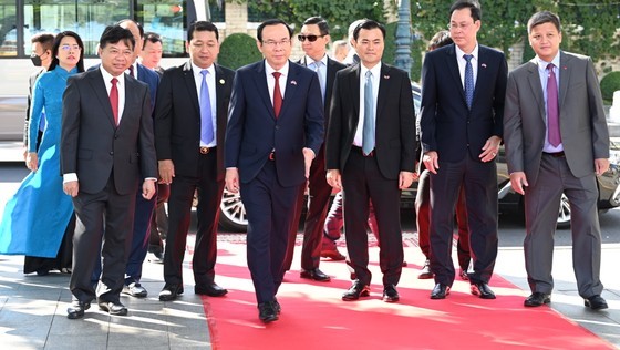 Within the framework of the visit, Secretary of the Ho Chi Minh City Party Committee Nguyen Van Nen had a talk with the Mayor of Phnom Penh Capital Khuong Sreng. (Photo: Van Minh)