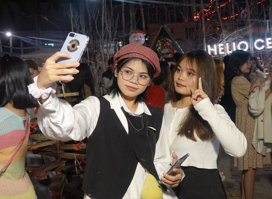 Two people check in at Hellio night market.