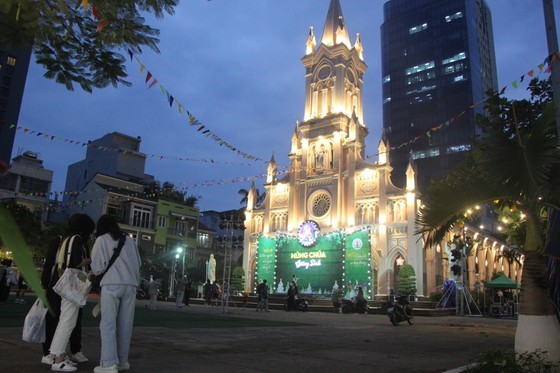 The Con Ga Church (Rooster Church) in Hai Chau District has been well decorated with colorful lights.