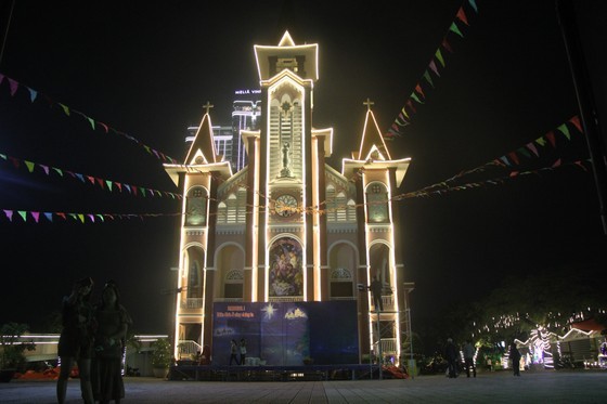 The An Hai Parish Church in Son Tra District is sparkling with colorful lights.