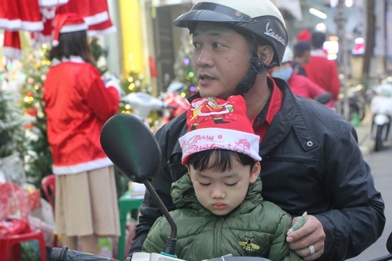 Parents took their children to stores to buy Santa Claus clothes.