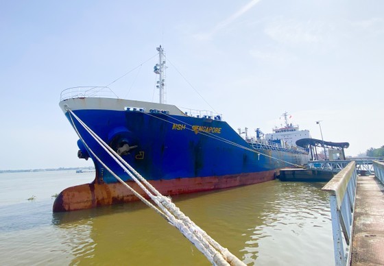 The ship NSH Singapore carrying a shipment of RON95 gasoline with a volume of 8.1 million liters from Malaysia docked at the Nam Song Hau petroleum depot to provide gasoline to Mekong Delta.
