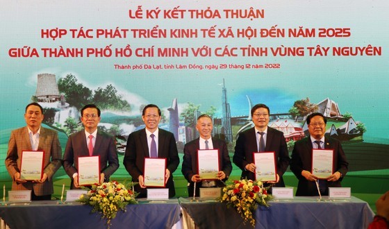 Representatives of Ho Chi Minh City and the Central Highlands localities signed an agreement on socio-economic development cooperation until 2025.