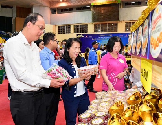 Deputy Secretary of the Ho Chi Minh City Party Committee Nguyen Ho Hai and Chairwoman of the Vietnam Fatherland Front Committee in Ho Chi Minh City Tran Kim Yen visit a booth for Tet. Deputy Secretary of the Ho Chi Minh City Party Committee Nguyen Ho Hai and Chairwoman of the Vietnam Fatherland Front Committee in Ho Chi Minh City Tran Kim Yen visit a booth for Tet.