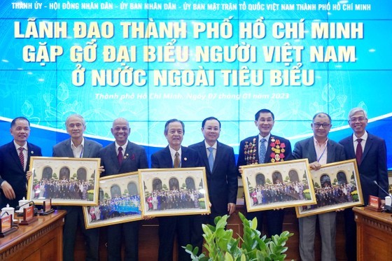 Deputy Secretary of the Municipal Party Committee Nguyen Van Hieu and Deputy Chairman of the HCMC People's Committee Vo Van Hoan presented souvenirs to the delegates. (Photo: Ngo Binh)
