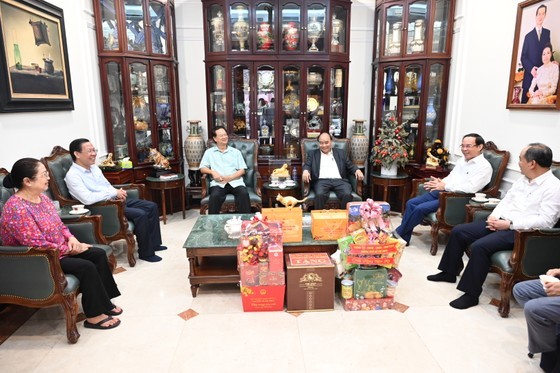 President Nguyen Xuan Phuc visited and offered Tet wishes health and happiness to former Prime Minister Nguyen Tan Dung. (Photo: Van Minh) President Nguyen Xuan Phuc visited and offered Tet wishes health and happiness to former Prime Minister Nguyen Tan Dung. (Photo: Van Minh)