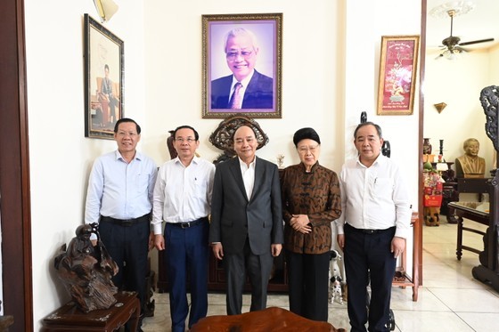 President Nguyen Xuan Phuc, Secretary of the Ho Chi Minh City Party Committee Nguyen Van Nen, Chairman of the People's Committee Phan Van Mai and Chairman of the President's Office Le Khanh Hai visited the family of late Prime Minister Vo Van Kiet. (Photo: Van Minh) President Nguyen Xuan Phuc, Secretary of the Ho Chi Minh City Party Committee Nguyen Van Nen, Chairman of the People's Committee Phan Van Mai and Chairman of the President's Office Le Khanh Hai visited the family of late Prime Minister Vo Van Kiet. (Photo: Van Minh)
