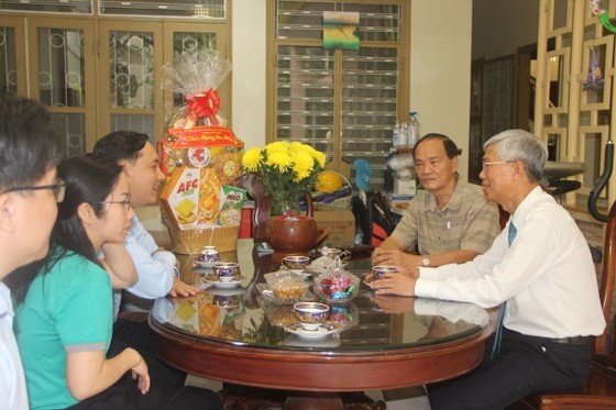 Deputy Chairman of the Ho Chi Minh City People's Committee Vo Van Hoan and the delegates give Tet gifts to Tran Quoc Huy, former Secretary of the Dak Nong Provincial Party Committee.