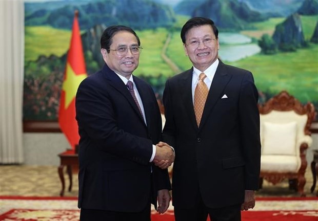PM Pham Minh Chinh (L) and Party General Secretary and President of Laos Thongloun Sisoulith at their meeting in Vientiane on January 11. (Photo: VNA)