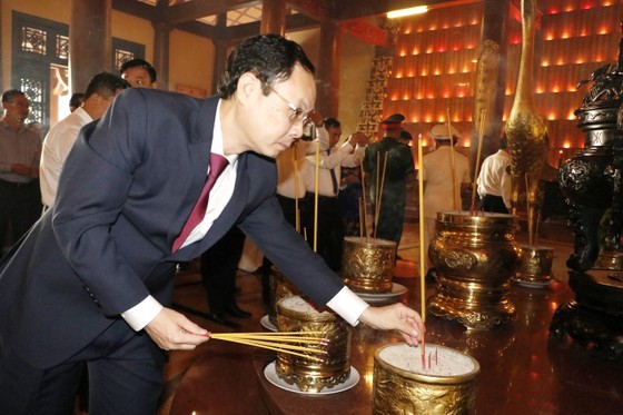 Deputy Secretary of the Ho Chi Minh City Party Committee Nguyen Van Hieu offers incense at Ben Duoc Martyrs Memorial Temple.