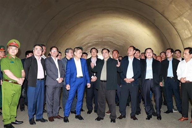PM Pham Minh Chinh (front, center) and other officials inspect the building of Nha Trang - Cam Lam Expressway on January 26. (Photo: VNA)