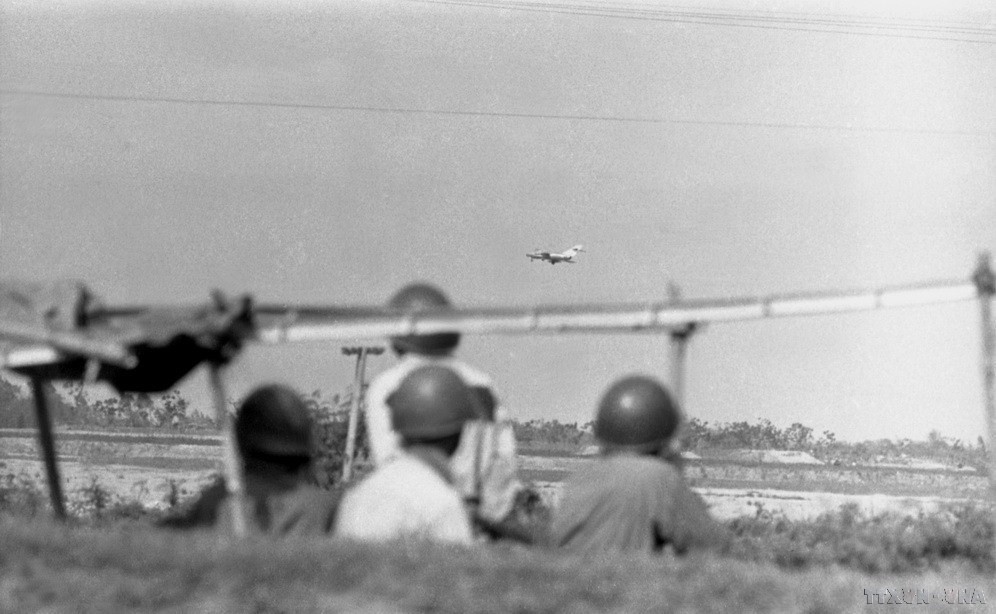 Anti-aircraft and air defence soldiers safeguard the skies of Hanoi. (Photo: VNA)