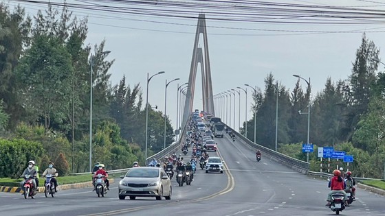Vehicles have increased significantly at the same time at a section from Ben Tre Province to Tien Giang Province via Rach Mieu Bridge. (Photo: Ngoc Phuc) Vehicles have increased significantly at the same time at a section from Ben Tre Province to Tien Giang Province via Rach Mieu Bridge. (Photo: Ngoc Phuc)