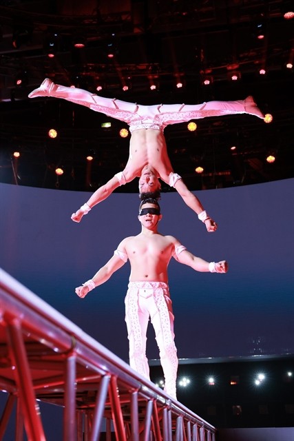 Vietnamese acrobatic artists Giang Quoc Co and Giang Quoc Nghiep (top) grab their third Guinness World Record on February 3 in Milan, Italy, — Photos of Quoc Co-Quoc Nghiep Vietnamese acrobatic artists Giang Quoc Co and Giang Quoc Nghiep (top) grab their third Guinness World Record on February 3 in Milan, Italy, — Photos of Quoc Co-Quoc Nghiep