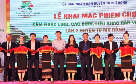 Delegates cut the ribbon to open the ginseng fair.