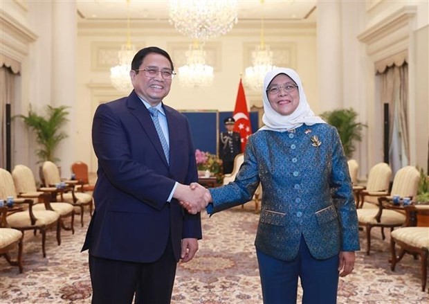 PM Pham Minh Chinh (L) and Singaporean President Halimah Jacob (Photo: VNA)