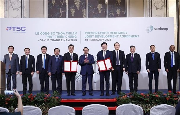 PM Pham Minh Chinh (center) witnesses the exchange of a cooperation development agreement between the PetroVietnam Technical Services Corporation and Sembcorp Utilities of Singapore on February 10. (Photo: VNA)