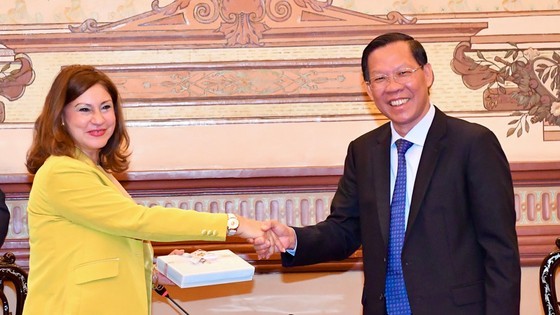 Chairman of the HCMC People's Committee Phan Van Mai welcomes acting major of Germany's Frankfurt Nargess Eskandari-Grunberg. (Photo: Viet Dung)