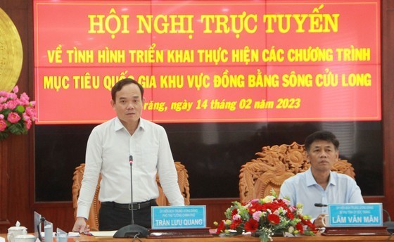 Deputy Prime Minister Tran Luu Quang speaks and directs some key contents at the working session.