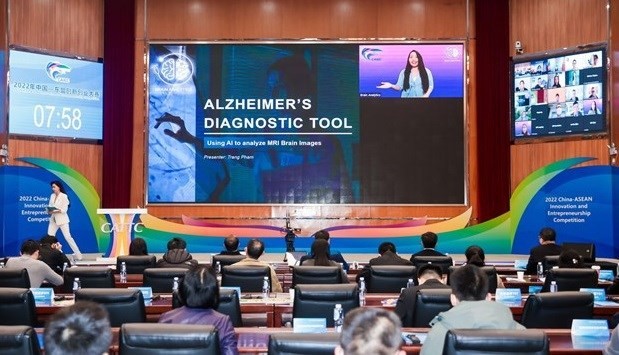 Pham Thi Nhu Trang speaks on behalf of the Vietnamese team at the awarding ceremony. (Photo: VNA)