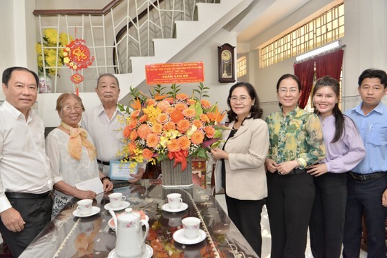 Chairwoman of the Municipal People's Council Nguyen Thi Le visits Assoc. Prof. Dr. Tran Van Be, the People's Doctor, former Director of the Ho Chi Minh City Hematology and Blood Transfusion Hospital and his wife, Doctor Nguyen Thi Thuy, former Director of Hung Vuong Hospital.