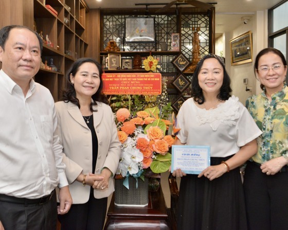 Chairwoman of the Municipal People's Council Nguyen Thi Le visits the People's Doctor - Assoc. Prof. Dr. Tran Phan Chung Thuy.