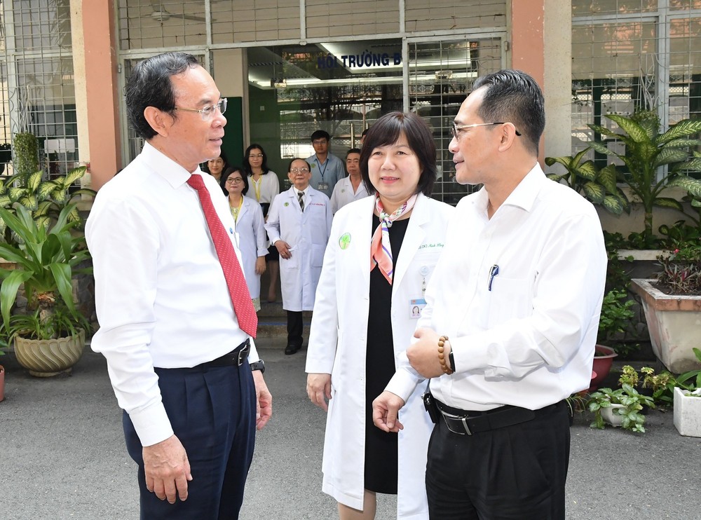 Secretary of the Ho Chi Minh City Party Committee Nguyen Van Nen talks with and encourages medical staff at HCMC Children's Hospital No.2 on the Vietnamese Doctors' Day. (Photo: Viet Dung)