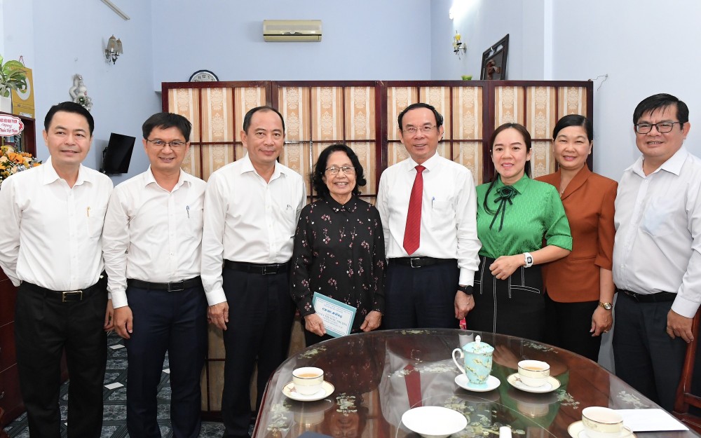 Ho Chi Minh City leaders visit and congratulate Prof. Doctor Nguyen Thi Ngoc Phuong on Vietnamese Doctor's Day. (Photo: Viet Dung)