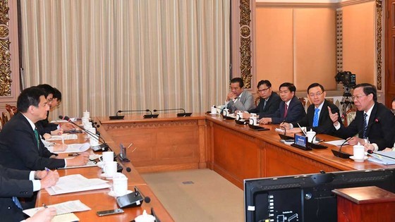 Chairman of the Ho Chi Minh City People’s Committee Phan Van Mai has a meeting with Takei Shunsuke, Vice Minister of Foreign Affairs of Japan.(Photo: Viet Dung)