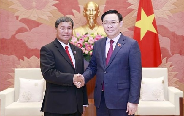 Chairman of the Vietnamese National Assembly (NA) Vuong Dinh Hue (R) and Lao NA Vice Chairman Khambay Damlath at the meeting (Photo: VNA)
