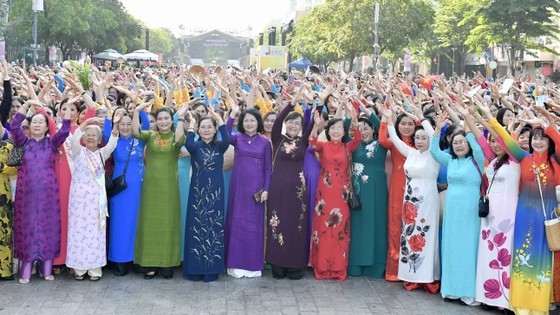 The delegates joined Ao Dai paradise program. The delegates joined Ao Dai paradise program.
