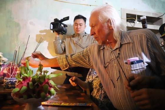US veteran Peter Mathews offered incense to late Vietnamese soldier Cao Van Tuat.