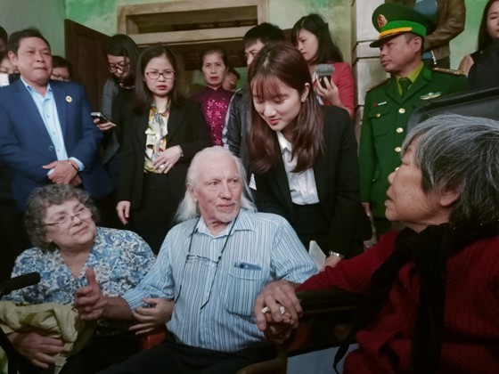 US veteran Peter Mathews and his wife visit Cao Thi Dieu, the sister of martyr Cao Xuan Tuat.