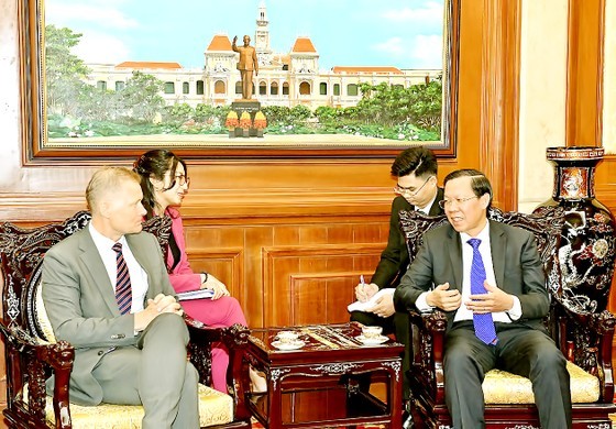 Chairman of the Ho Chi Minh City People's Committee Phan Van Mai (R) receives Danish Ambassador to Vietnam Nicolai Prytz. (Photo: Viet Dung)